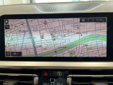 BMWのナビゲーションは操作性も良く、詳細な地図情報と交通状況を見やすく表示し、快適なドライビングをサポートしながら目的地までナビゲートします。