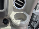 運転席のドリンクホルダーです。