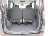 3列目を跳ね上げれば、広大な荷室が出現します!引っ越し時の家具または趣味の自転車などをお店で買ってそのまま持って帰れますよ!