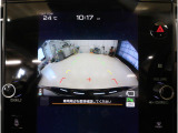 ■リヤビューカメラの映像です。ステアリング連動ガイドラインが、後退時の予想進路を表示し、運転のサポートを致します。
