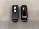 スマートキーを装備しています。鍵を差し込むことなくドアロックの開け閉めと、スタートボタン操作でのエンジンスタートができます。スペアキーも同じものを用意しております。