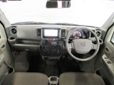 ■ベージュとグレーを基調としたデザインの運転席です。全体的に大きなキズ無く綺麗です。