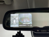 【デジタルルームミラー】車両後方カメラの映像をルームミラーに映すことが出来ます。 そのため、後席に人や荷物があって後方が見えづらい場合でもしっかり視界を確保することが出来ます。