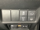 VSA装備車です。VSAはドライバーの操作と車の動きを見守っています。もし車の挙動が乱れたとき、4輪別々にブレーキをかけたり、エンジンパワーをしぼることによって車を安定させます。