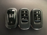 スマートキーを装備しています。鍵を差し込むことなくドアロックの開け閉めと、スタートボタン操作でのエンジンスタートができます。ボタン操作でトランクが開けられる電動テールゲートのボタンもついています。