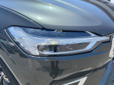 【LEDヘッドライト】ハイビームを先行車や対向車にあてず、その両サイドではハイビーム照射を維持。見える範囲が段違いに広くなりました。北欧神話に登場するトールハンマーをモチーフにデザイン。