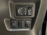 【電動格納ミラー】サイドミラーは電動格納式となっており、狭い駐車場でもキズがつくリスクを抑えられます。