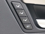 ポジションメモリー付シートです。シートやステアリング、ドアミラーの位置をそれぞれ記録しておくことが出来るのでご家族や、複数の方で車を乗られる方には便利な機能です。