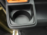 カップホルダーは運転席や助手席からちょうど手の届く位置です!!