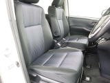 運転席>まるで自宅に居るようにリラックスできる運転席です。外の喧騒を忘れさせてくれますね。見やすいメーターと操作しやすいスイッチ類もいいですね.
