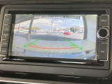 ギアをリバースに入れると車両後方の映像を映し出します。画面にはガイドラインが表示され、車庫入れや縦列駐車などの際に安全確認をサポートします。