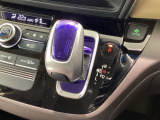 インパネシフトを採用しているので、前席の足元も広々としています。運転席と助手席の行き来もスムーズです!