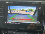 ギアをリバースに入れると車両後方の映像を映し出します。画面にはガイドラインが表示され、車庫入れや縦列駐車などの際に安全確認をサポートします。
