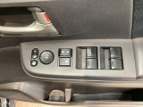 電動格納式リモコンドアミラーと、パワーウィンドウスイッチ等は運転席ドアにあります。