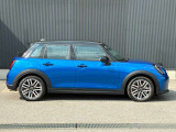 【ショールーム】ショールーム内にも車両を展示し、MINI好きなお客様にとって居心地のよい空間づくりを行っております。見学だけでも結構ですので、インターパークでのお買い物がてらぜひご覧にいらしてください。