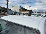 目立つキズ凹み等はありませんが、中古車という商品の特性ルーフには子キズや塗装しみがあります