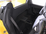 シート後方にも手荷物やジャケットを置くスペースが設けられており、ミッドシップながら細やかな利便性を備えています。