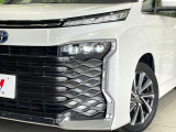 【LEDヘッドライト】悪天候や夜間走行時も良好な視界を確保し安心して運転できる高輝度LEDヘッドライトを装備!点灯速度が早く、消費電力も抑えられています。