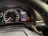 視認性に優れたメーターを採用しており、走行中でも車速や情報が分かりやすく表示されます。運転時の視線移動をむりのない範囲に抑え、快適で安心感のあるドライブをサポートします。