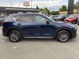 CX-5らしさを感じられる樹脂オーバーフェンダーに専用ガーニッシュを施すことで、一目でグレードの違いを感じられるのも、所有感を味わえます。