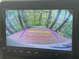 【バックカメラ】駐車時に後方がリアルタイム映像で確認できます。大型商業施設や立体駐車場での駐車時や、夜間のバック時に大活躍!運転スキルに関わらず、今や必須となった装備のひとつです!