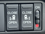 両側電動スライドドアです。リモコンや運転席スイッチ、ドアハンドルの操作で自動開閉。お子様を抱き抱えている時や荷物の多いときなどに便利です!!
