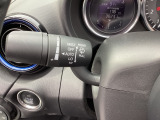 レバーをAUTOの位置にしているとき、レインセンサーが雨を感知すると、雨量に応じてワイパーが自動で作動してくれるオートワイパーを装備!設定変更で非作動にすると、間欠作動に固定されます。