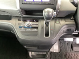 足元スッキリ、インパネシフトです。パーキングブレーキはフットブレーキタイプなので、運転席と助手席の間がスッキリしています。