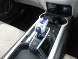ハイブリッド車特有の小型セレクトノブは軽いタッチでスマートに操作できますよ。