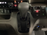CVT車のセレクトレバーです。低速から高速まで、変速ショックのないスムーズな走りと、エンジン効率のよい領域を維持して燃費にも貢献します。サイドブレーキはスイッチ操作の電子制御パーキングブレーキです。