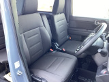 厚みのある運転席シートは乗用車同等のフレームを使用し、疲れを軽減してくれます。