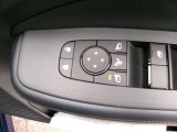ドアミラーの鏡面の調節、格納は運転席からすべて操作できます!