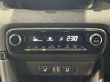 【オートエアコン】一度お好みの温度に設定すれば、車内の温度を検知し風量や温度を自動で調整してくれます。