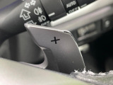 【パドルシフト】ハンドルから手を離さずに素早くシフトアップ&ダウンができるので、エンジンブレーキを使う下り坂や高速道路の合流で加速したい場面で役立ちます。