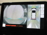 パノラミックビューモニター付きです。車両を上から見たような映像をディスプレイオーディオ画面に表示。運転席からの目視だけでは見にくい、車両周辺の状況をリアルタイムでしっかり確認できます。
