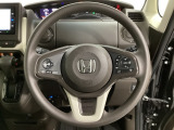 ハンドルにHondaセンシング系のクルーズコントロールやレーンキープアシストなどのスイッチと、オーディオの操作スイッチが装備されています。ハンドルから手を離さず安全に操作できます。