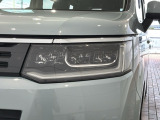 LEDヘッドライトは、点灯の瞬間から最大光量を発揮し、突然暗くなるトンネルなどでの安定感を高めます。