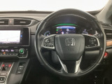 【ハンドル】運転にかかわる様々な操作を安全に行えるように視点移動が少なく操作性に配慮されたスイッチ類が凝縮されたコックピットです。