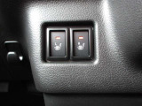 シートヒーターは、シートに内蔵された電熱線で座面を温める装備です。エアコンと違って、すぐに温まり、乾燥しにくいのが特徴です。個別にON/OFFできるので、搭乗者の好みに合わせられます。