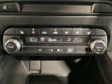 温度の設定のみで快適な風量やモードなどを自動調整してくれるフルオートエアコンを装備!運転席側、助手席側で左右独立して温度調節も可能です!