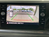 ギアをリバースに入れると車両後方の映像を映し出します。画面にはガイドラインが表示され、車庫入れや縦列駐車などの際に安全確認をサポートします。