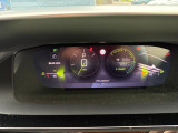 アクティブクルーズコントロールはレーダーが前方車を検知、設定速度より遅い車両が現れても、設定車間距離を保つためにエンブレとシフトダウンによって自動減速、車間距離が開けば、設定速度まで再加速します