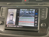 ギアをリバースに入れると車両後方の映像を映し出します。画面にはガイドラインが表示され、車庫入れや縦列駐車などの際に安全確認をサポートします。