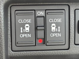両側電動スライドドアです。リモコンや運転席スイッチ、ドアハンドルの操作で自動開閉。お子様を抱き抱えている時や荷物の多いときなどに便利です!!