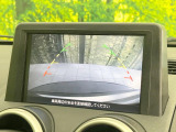 【バックカメラ】駐車時に後方がリアルタイム映像で確認できます。大型商業施設や立体駐車場での駐車時や、夜間のバック時に大活躍!運転スキルに関わらず、今や必須となった装備のひとつです!