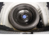 【スペアタイヤ】 応急用タイヤを搭載しております。