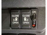 【両側パワースライドドア】両側がパワースライドドアになっており、運転席のスイッチやスマートキーでも開閉が可能です!開口部も広いので乗り降りも楽々♪