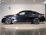 BMWではロングホイールベースの採用をしており、すべての車種に適用され、走行中の安定感の向上されております。また室内空間の広さにも貢献しております。