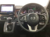 【ハンドル】運転にかかわる様々な操作を安全に行えるように視点移動が少なく操作性に配慮されたスイッチ類が凝縮されたコックピットです。