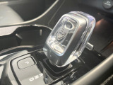 【オレフォス社製クリスタル・シフトノブ】高い存在感を放つクリスタルのシフトノブはボルボ上位グレード車のみに装備される特別なアイテム。スウェーデン南部のクリスタルガラスメーカー、オレフォス社による製造。
